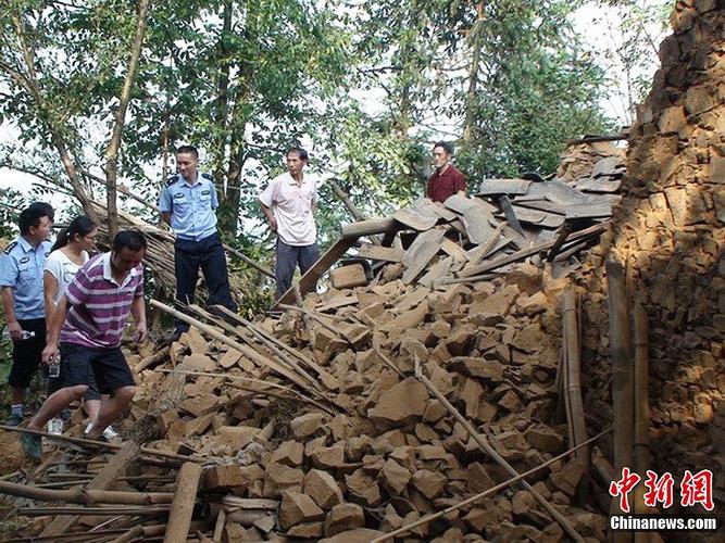 云南彝良深山倾倒大量垃圾遭曝光后,昭通市委书记连发四问